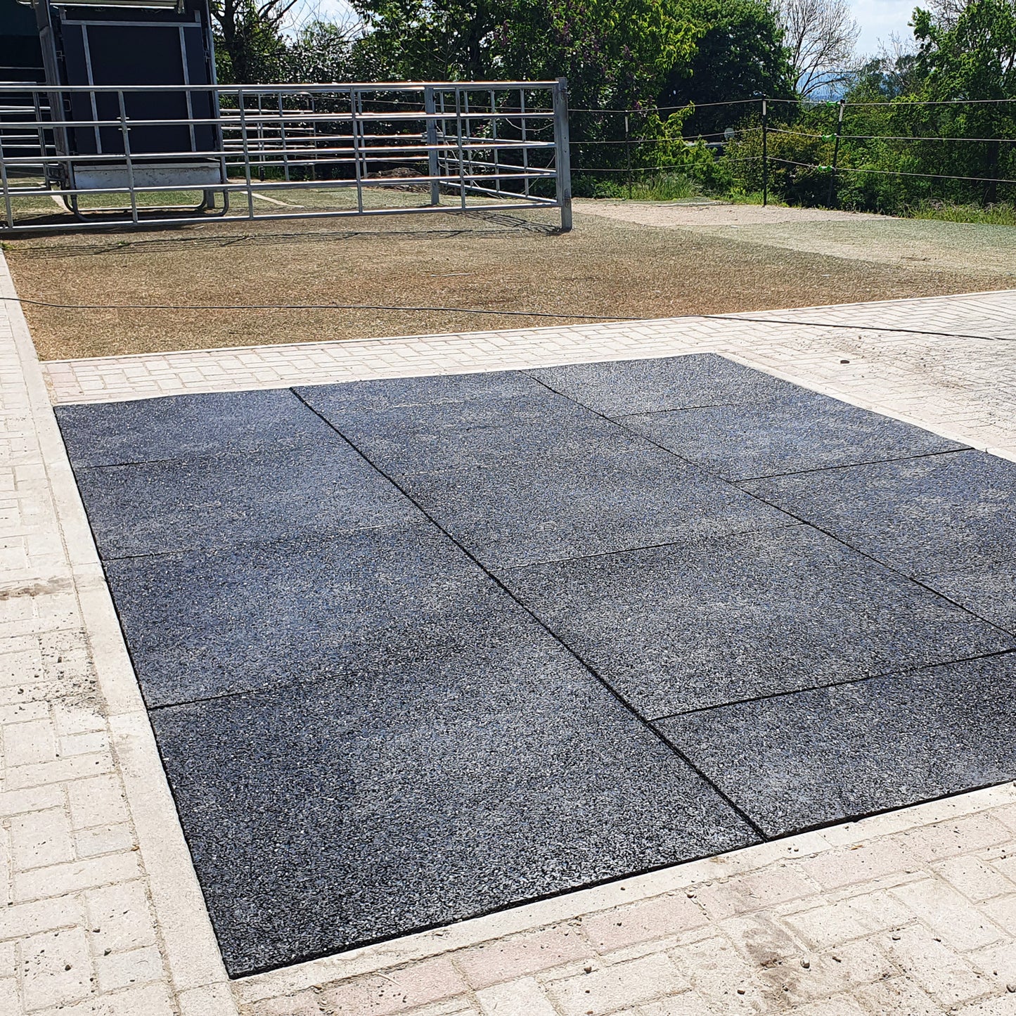 Tough Mat, Gummigranulat Stallmatte, schwarz, 100x100x4cm