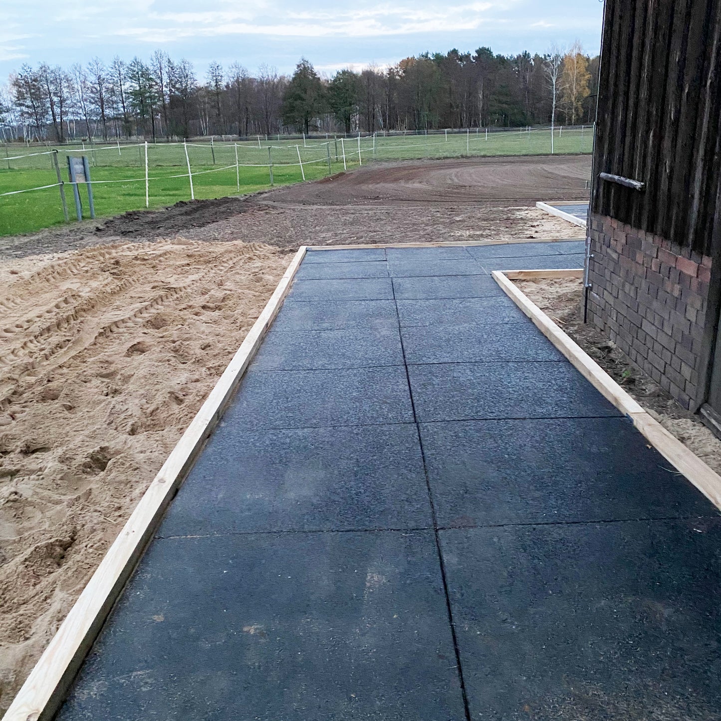 Tough Mat, Gummigranulat Stallmatte, schwarz, 100x100x4cm