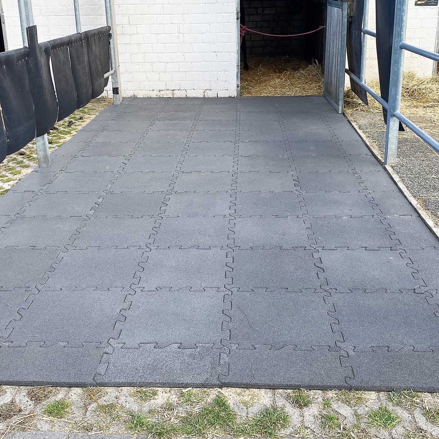 Seite für Quadrat Stallmatte in rotbraun oder grau - Preis / Stück