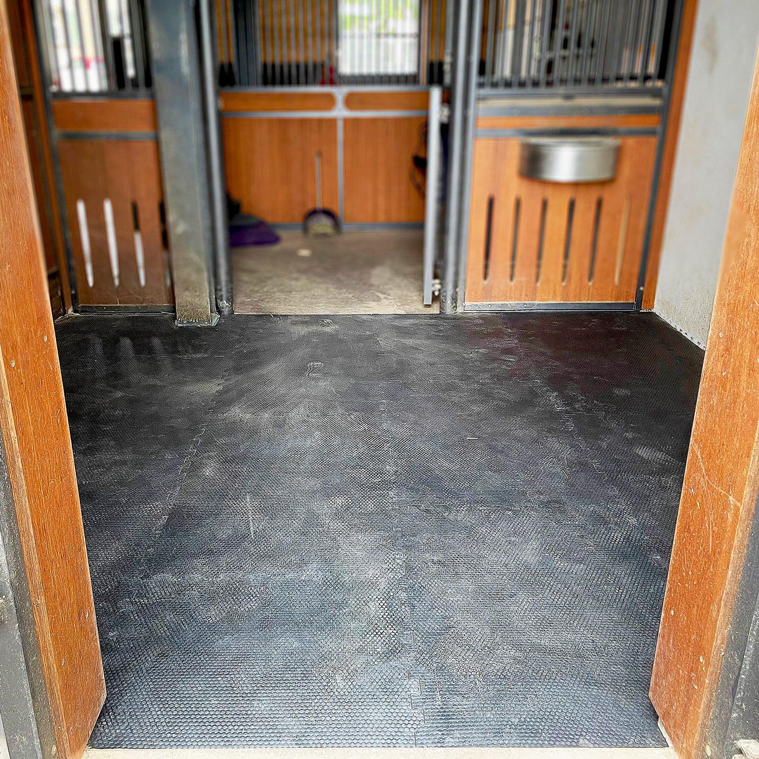 Puzzle Boxenmatte aus Vollgummi, schwarz, 116x78x1,8cm