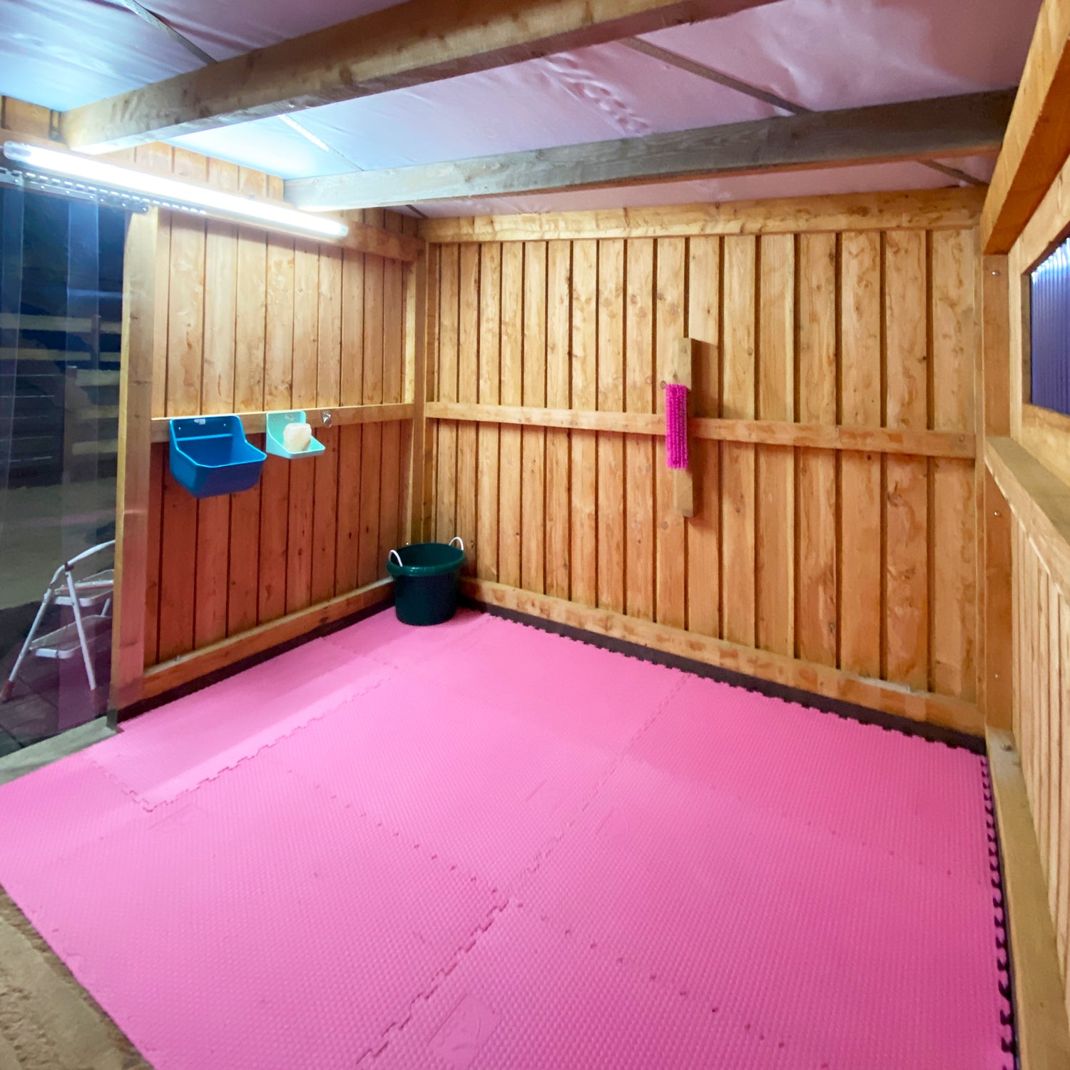 EVA-Stallmatte pink, mit Rundumverzahnung, 120x80x2,5cm