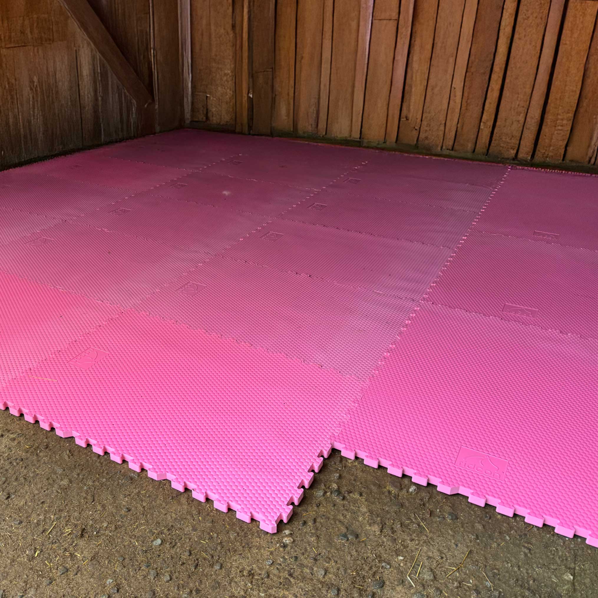 EVA-Stallmatte pink, mit Rundumverzahnung, 120x80x2,5cm